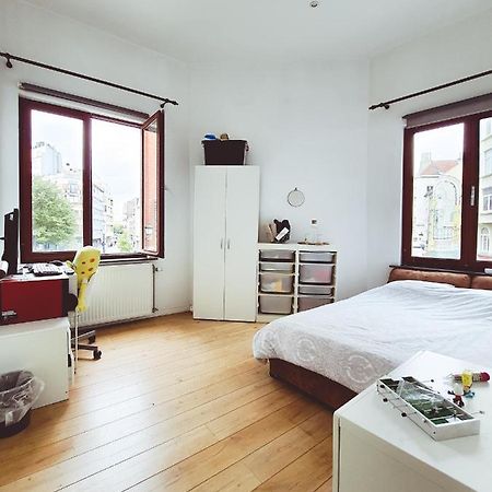 Room At Chicken'S Shared Appartment Bruxelas Exterior foto