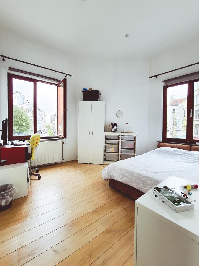 Room At Chicken'S Shared Appartment Bruxelas Exterior foto